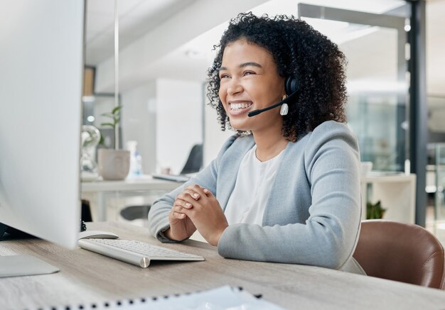 Call center donna di colore e computer con CRM e contattaci telefonata con servizio clienti o telemarketing Supporto tecnico tecnico e ufficio con comunicazione e contact center dipendente donna