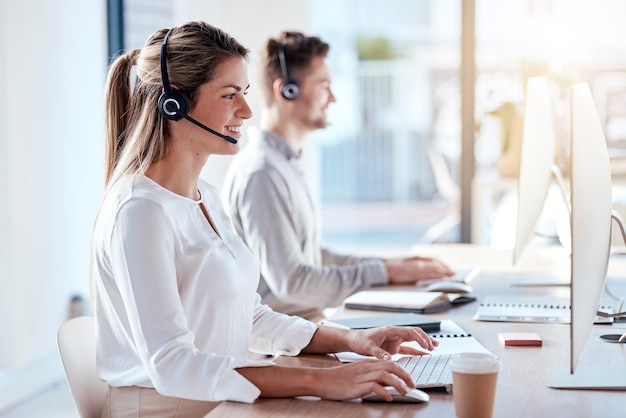 Call center informatico e aziendale con donna in ufficio per supporto tecnico e consulenza al servizio clienti Tecnologia contattaci e comunicazione con l'operatore dipendente nell'agenzia di help desk