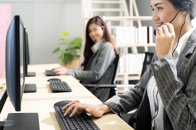 Call center sorridente funzionante