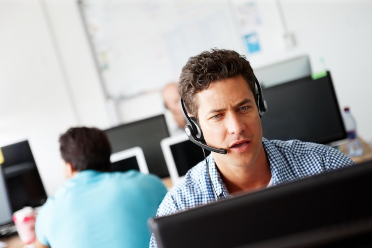 Foto call center supporto tecnico e uomo in ufficio con cuffie per la consultazione online con omnichannel crm consulente tecnico e agente di servizio clienti con rete di comunicazione in entrata o contatto