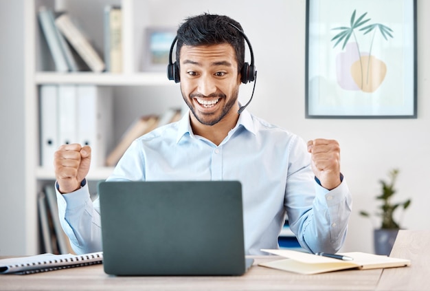 Call center uomo asiatico e affare di successo con laptop nel servizio clienti contattaci supporto o ufficio di consulenza crm Vincitore wow e felice consulente di vendita di telemarketing con sorriso applaudendo lavoro b2b