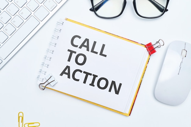 Call to action scritte sul blocco note
