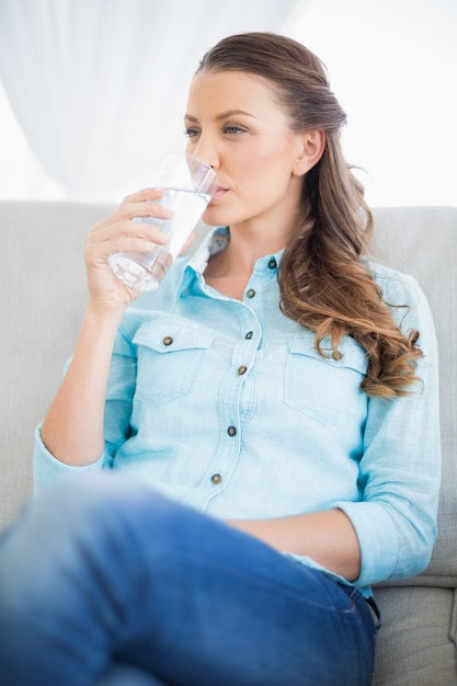 Calma donna acqua potabile