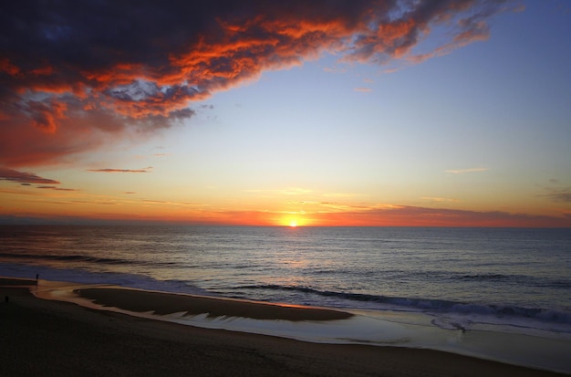 Calma e tranquillità Paesaggio marino romantico e cielo costiero