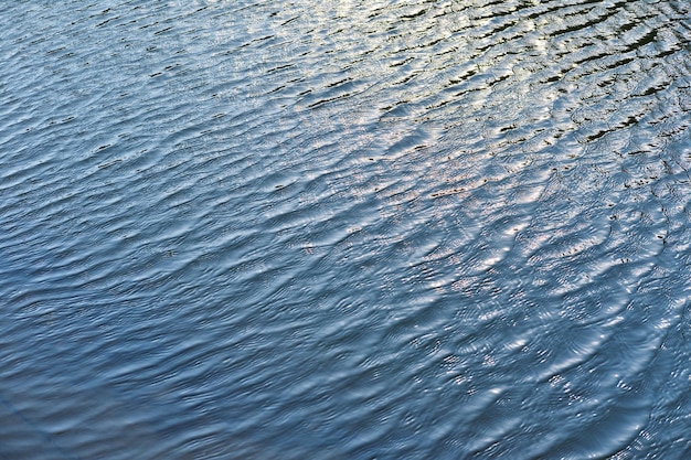 Calma ondulazione sulla superficie dell'acqua Fiume lago stagno mare pura acqua blu