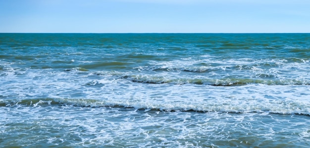 Calme onde oceaniche in un giorno limpido mare e orizzonte immagine di onde marine e cielo