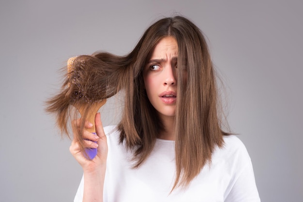 Calvizie problema di perdita di capelli della donna del concetto di shampoo e prodotti di bellezza per la cura della salute della testa