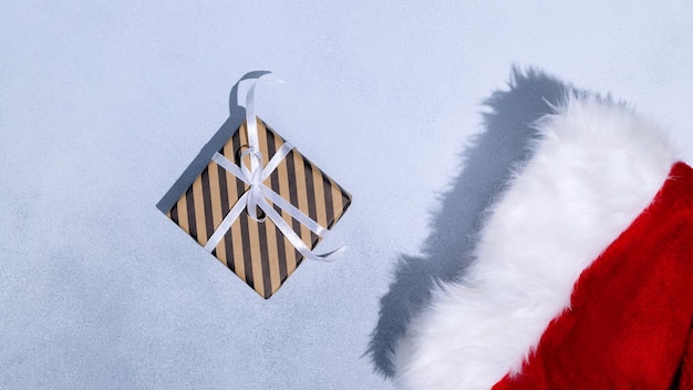 Calza di Natale e confezione regalo con nastro bianco su sfondo grigio Spazio per il testo Mockup