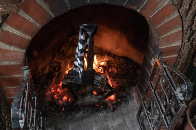 Calza tradizionale dell'Epifania allestita tenendo sul camino