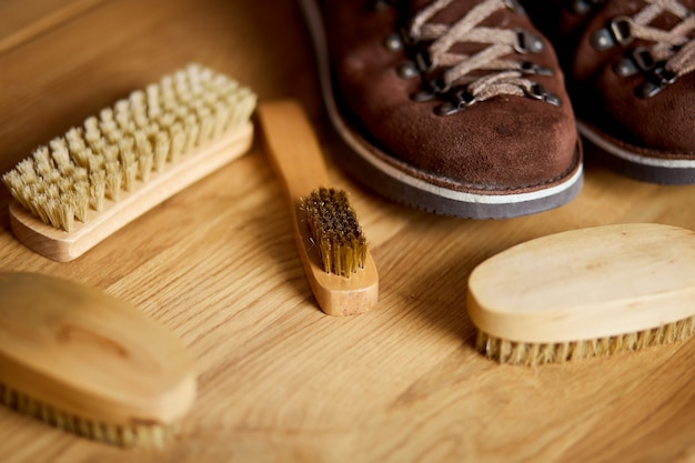 Calzature con spazzole sul pavimento in legno