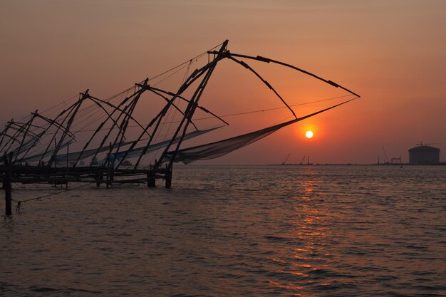 Calze a rete cinesi sul tramonto Kochi Kerala India