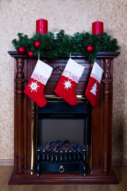 Calze di Natale sul camino