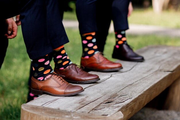 calzini da uomo eleganti valigia da uomo elegante gambe calzini multicolori e scarpe nuove concetto di stile moda bellezza e vacanza