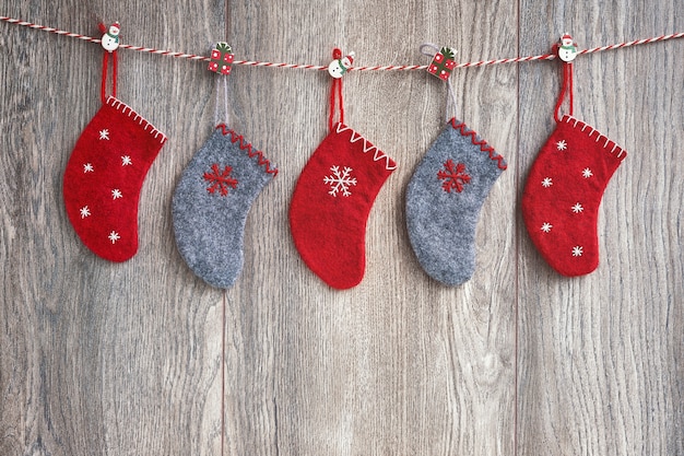 Calzini variopinti di natale su fondo di legno. , simbolo festivo.