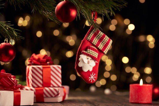 Calzino di Natale e scatole regalo su uno sfondo festivo.