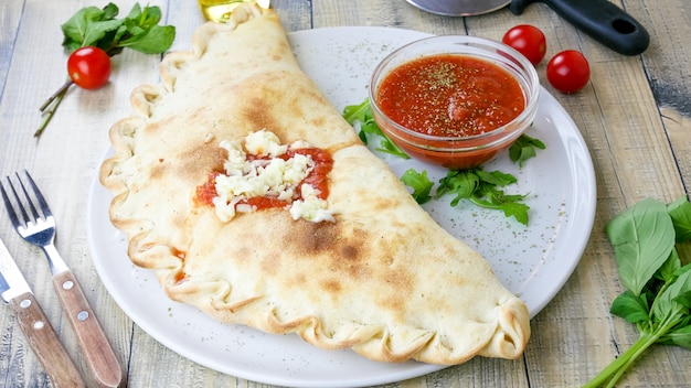 Calzone sul tavolo di un ristorante