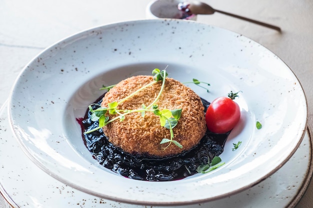 Camambert al forno con marmellata Gustoso formaggio al forno con ribes nero