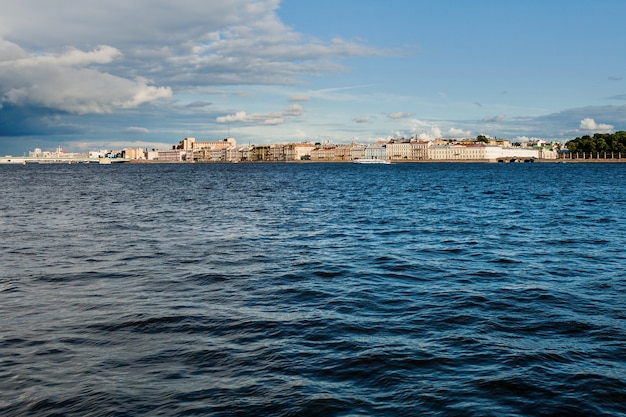 Cambiamento del tempo a San Pietroburgo, Russia. Vista panoramica del paesaggio urbano sulla città e sul fiume Neva.