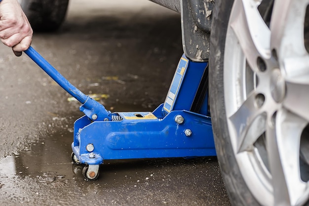 Cambiare la ruota dell'auto con il martinetto a mano