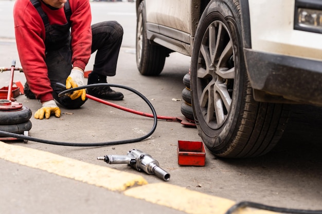 Cambiare la ruota su un'auto