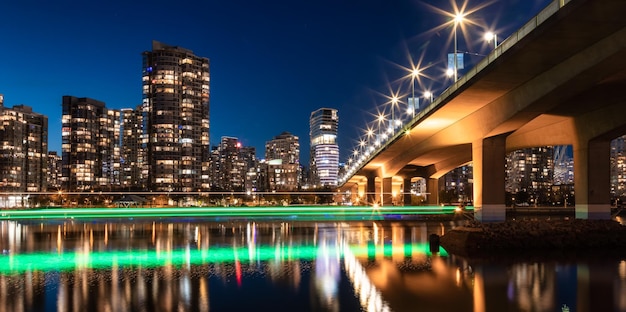 Cambie Bridge a False Creek con edifici moderni della città di notte dopo il tramonto