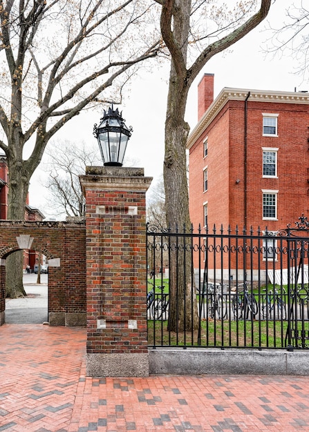 Cambridge, Stati Uniti d'America - 29 aprile 2015: Cancello d'ingresso in Harvard Yard nell'Università di Harvard di Cambridge, nel Massachusetts, Stati Uniti. Persone sullo sfondo