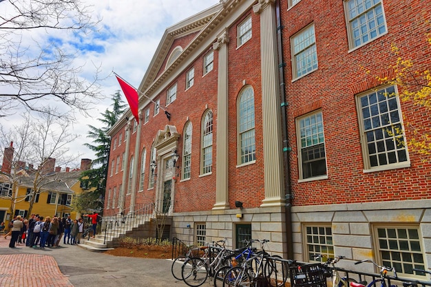 Cambridge, USA - 29 aprile 2015: Biciclette a Lehman Hall e turisti nel campus della Harvard University di Cambridge, Massachusetts, MA, USA. Ora piazza Dudley House