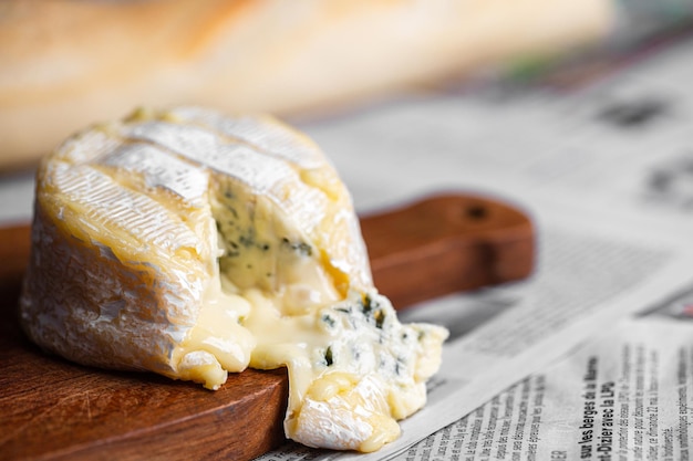 Camembert a bordo. Formaggio per la pubblicità. Per una tavola grande. Bree dal forno. Formaggio al forno