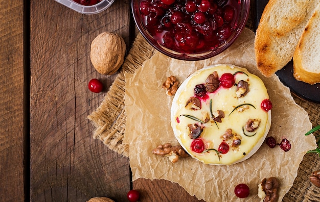 Camembert al formaggio con mirtilli rossi e noci. Vista dall'alto