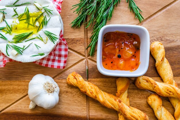 Camembert al forno al forno con aglio, rosmarino e mostarda