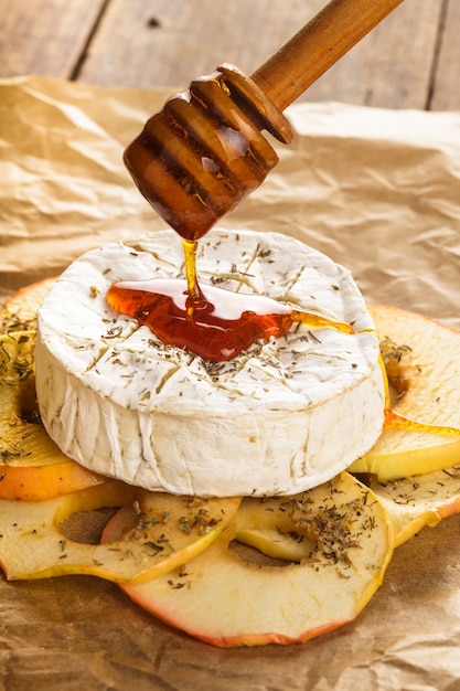 Camembert al forno con mele bagnate con miele e noci