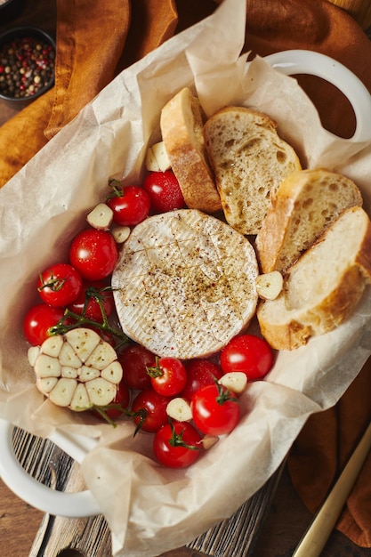 Camembert al forno con pomodorini e baguette