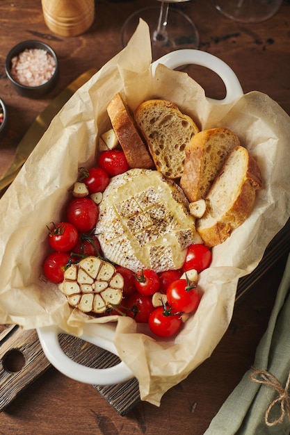 Camembert al forno con pomodorini e baguette