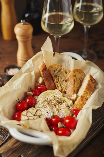 Camembert al forno con pomodorini e baguette