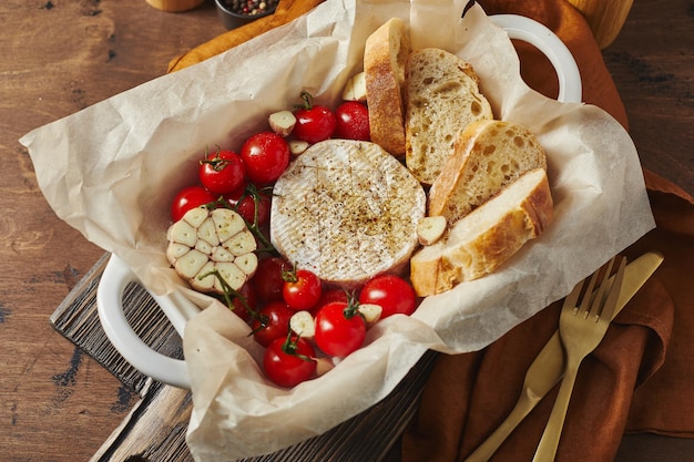 Camembert al forno con pomodorini e baguette