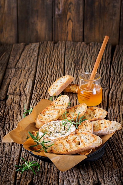 Camembert al forno con rosmarino e miele. Cibo gustoso.