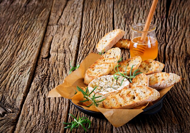 Camembert al forno con rosmarino e miele. Cibo gustoso.