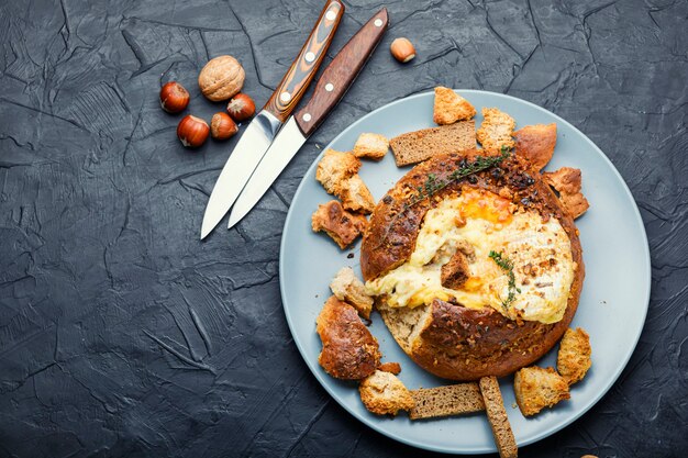 Camembert al forno e pane fatto in casa. Formaggio francese.