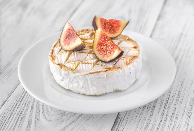 Camembert alla griglia con fichi freschi e miele