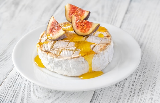 Camembert alla griglia con fichi freschi e miele