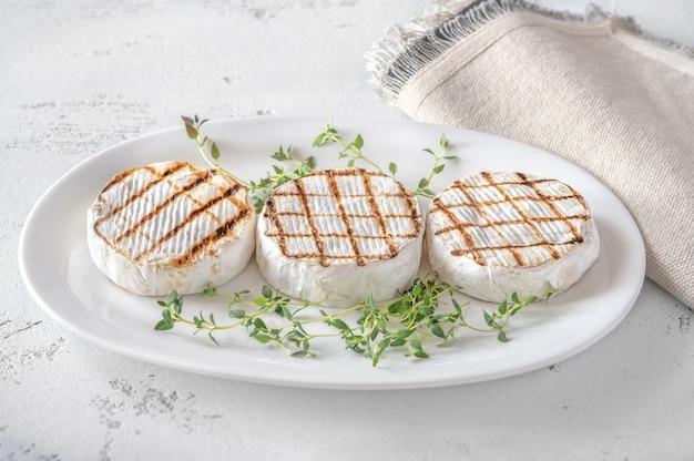 Camembert alla griglia con timo fresco sul piatto