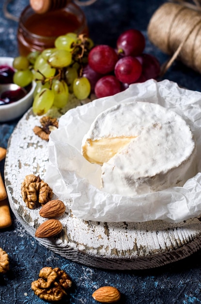 Camembert brie uva noci e cracker