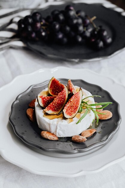 Camembert con fichi viola freschi