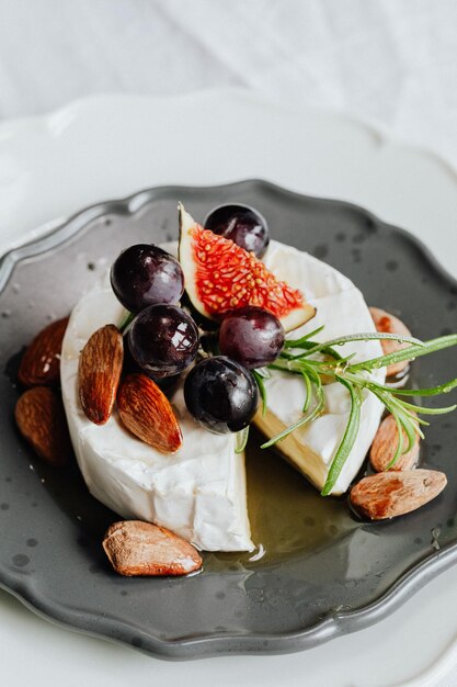 Camembert con fichi viola freschi