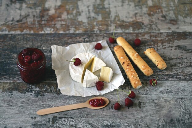 Camembert con marmellata di lamponi