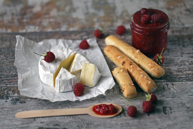 Camembert con marmellata di lamponi