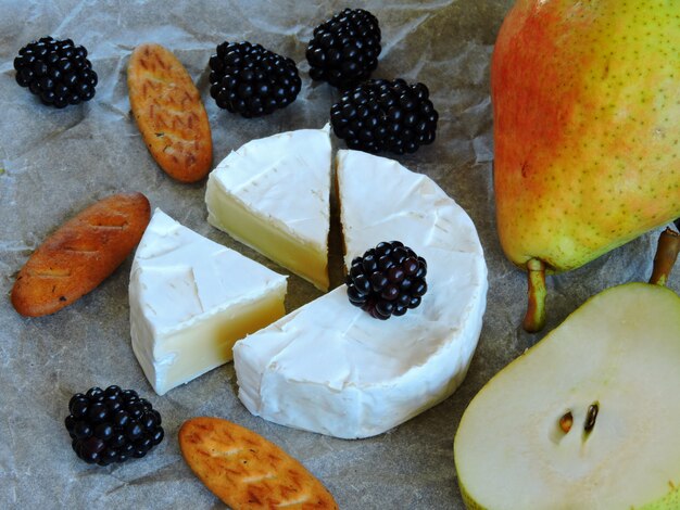 Camembert con pera e frutti di bosco