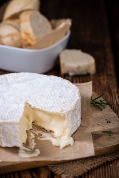 Camembert cremoso su sfondo di legno