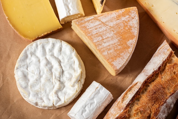 Camembert di Normandia con diversi formaggi francesi