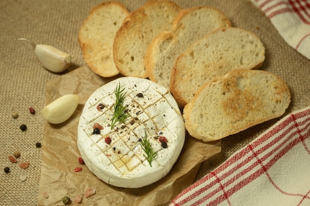 Camembert e salsa all'aglio con spezie